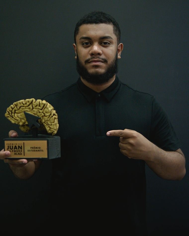 Brian Sthefano segurando o troféu do Prêmio Juan Vazquez